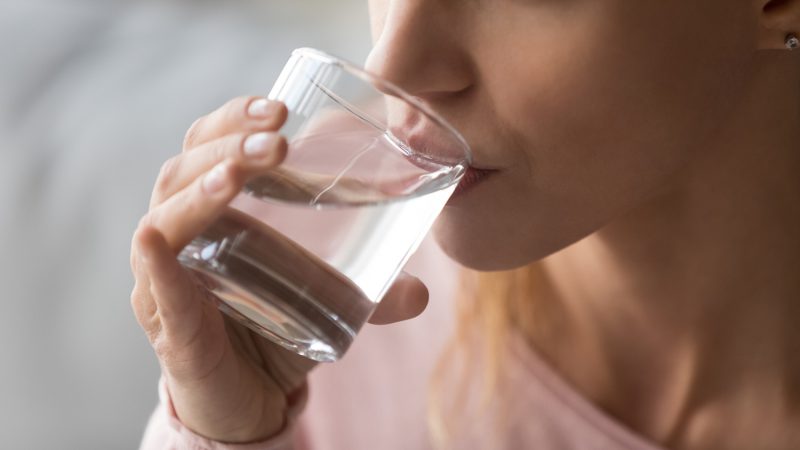שתיית מים חשובה לתפקוד תקין