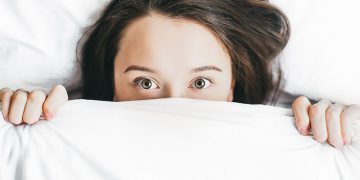 אישה חולה במיטה, צילום: Alexandra Gorn